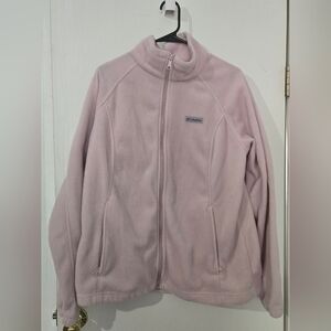 Columbia XXL Women's Light Pink Fleece Zip Up Jacket With Zippered Pockets.